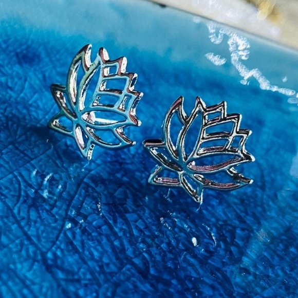 Silver lotus flower stud earring - Picture 4 of 11